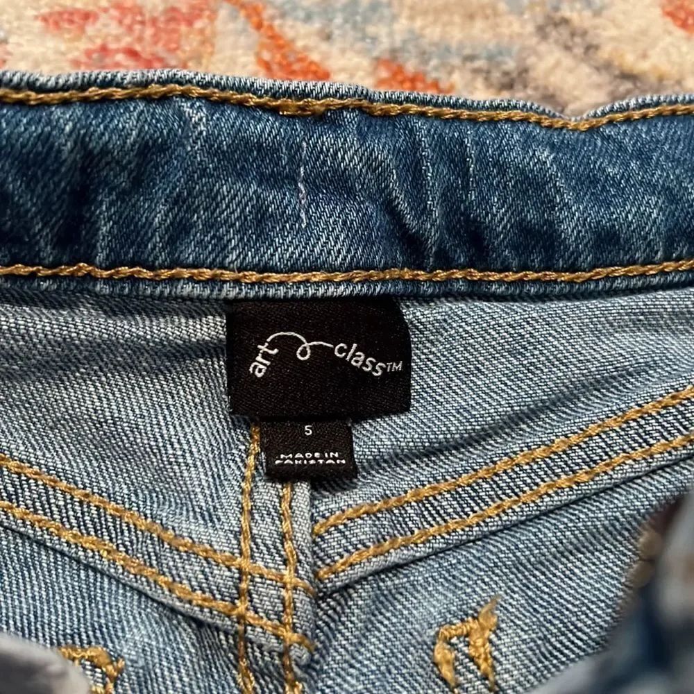 Art Class Distressed Jeans  - Picture 6 of 9